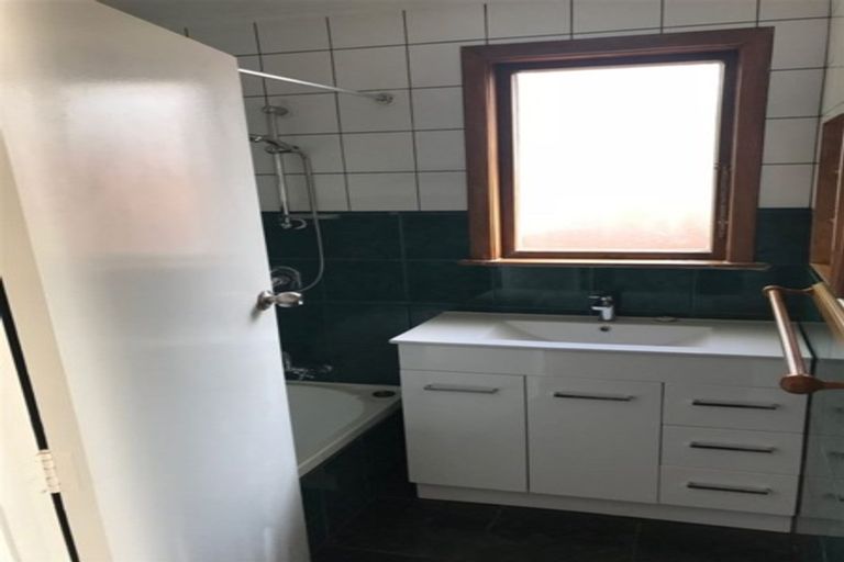 Photo of property in 3 Tamariki Avenue, Kelston, Auckland, 0602