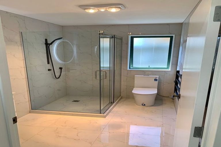 Photo of property in 11 San Ambrosio Rise, Henderson, Auckland, 0612