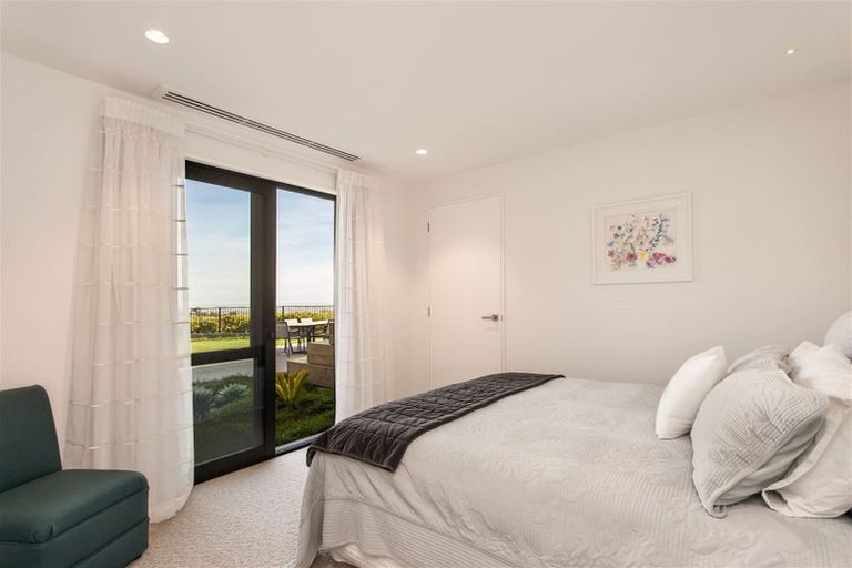 Photo of property in 3 Inverness Lane, Redcliffs, Christchurch, 8081