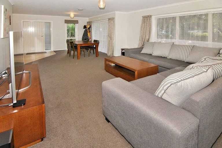 Photo of property in 50b Newlands Road, Newlands, Wellington, 6037