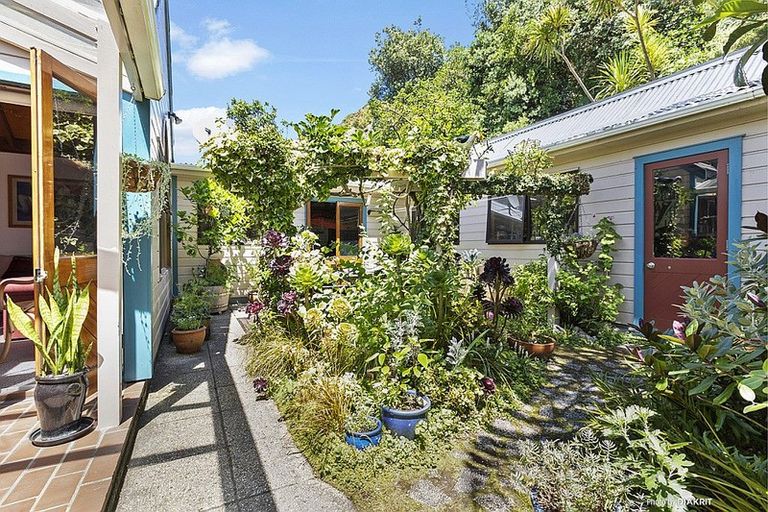 Photo of property in 146 Breaker Bay Road, Breaker Bay, Wellington, 6022