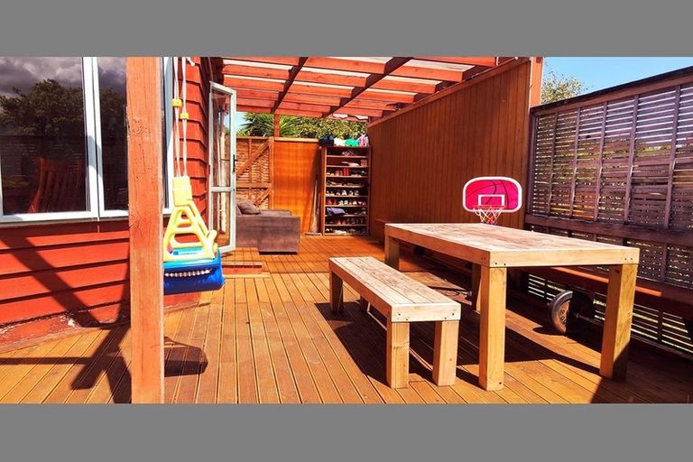 Photo of property in 1 Gala Place, Henderson, Auckland, 0612