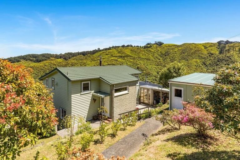 Photo of property in 37 Titiro Moana Road, Korokoro, Lower Hutt, 5012
