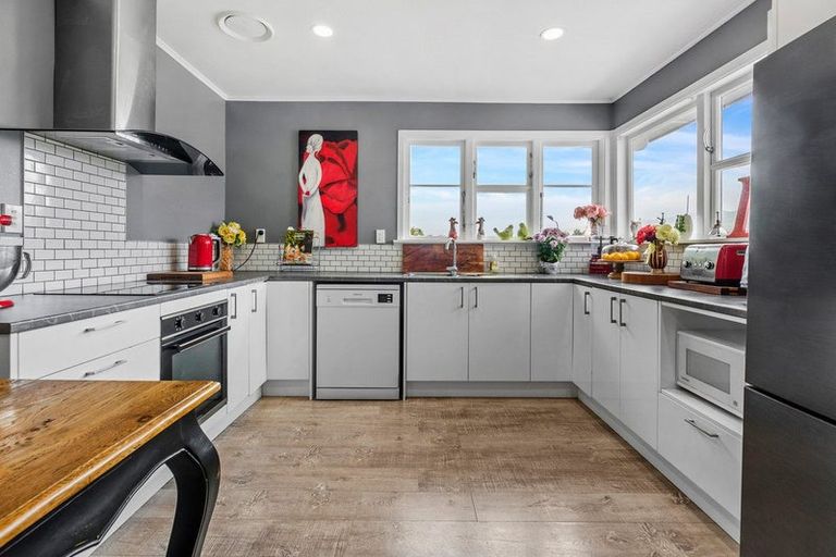 Photo of property in 76 Grays Road, Camborne, Porirua, 5026