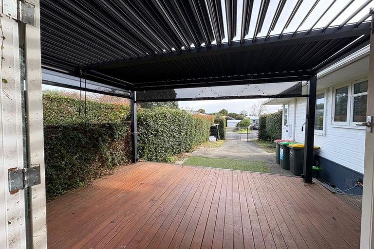 Photo of property in 17b Brookfield Road, Te Atatu Peninsula, Auckland, 0610