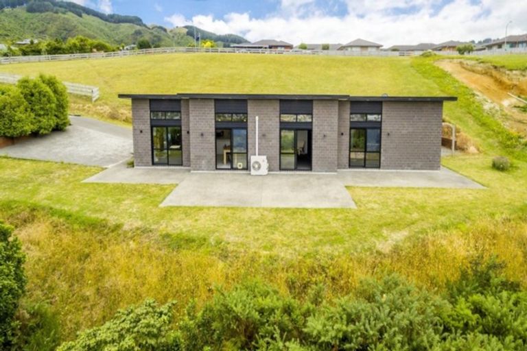 Photo of property in 51 Percy Kinsman Crescent, Riverstone Terraces, Upper Hutt, 5018