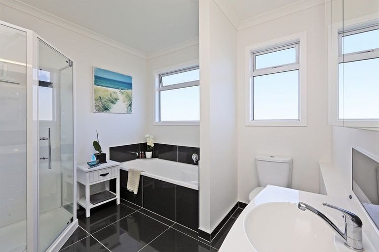 Photo of property in 16 Milford Place, Poraiti, Napier, 4112