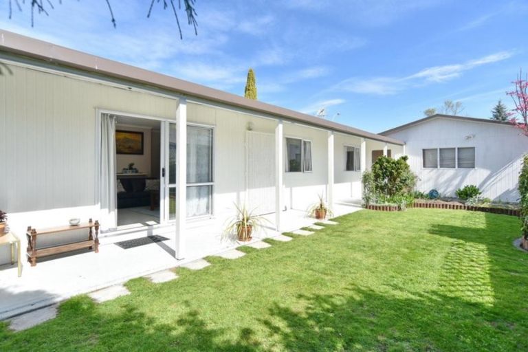 Photo of property in 21 Honeysuckle Place, Northcote, Christchurch, 8052