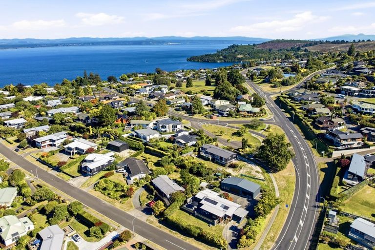 Photo of property in 2 Scenic Heights, Acacia Bay, Taupo, 3330
