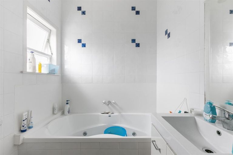 Photo of property in 48 Astley Avenue, New Lynn, Auckland, 0600