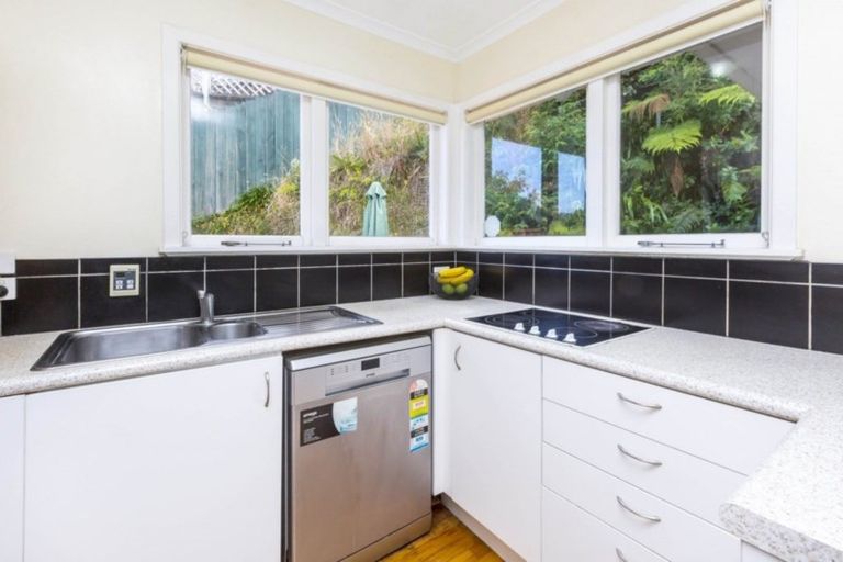 Photo of property in 29 Vista Crescent, Maoribank, Upper Hutt, 5018
