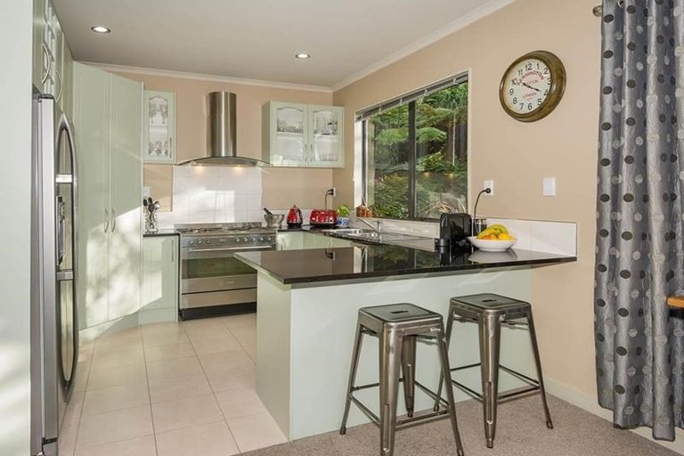 Photo of property in 2/18 Limmer Place, Browns Bay, Auckland, 0632