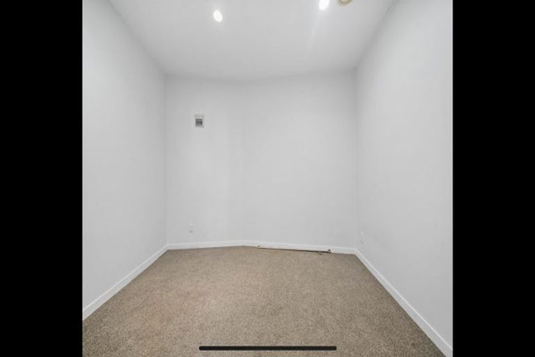 Photo of property in Endeavour Apartments, 18/125 Thorndon Quay, Pipitea, Wellington, 6011