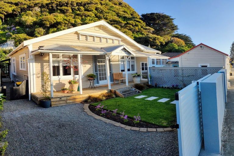 Photo of property in 127 Muritai Road, Eastbourne, Lower Hutt, 5013