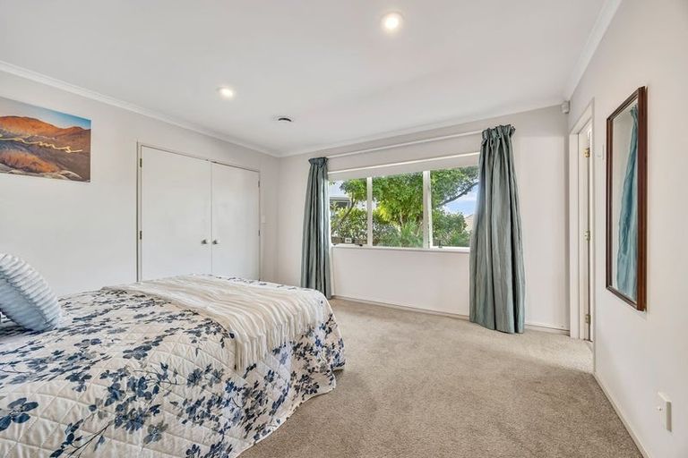 Photo of property in 13 Bridgehead Cove, West Harbour, Auckland, 0618