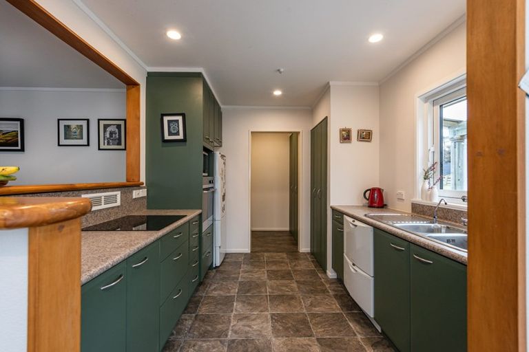 Photo of property in 52 Grays Road, Plimmerton, Porirua, 5026