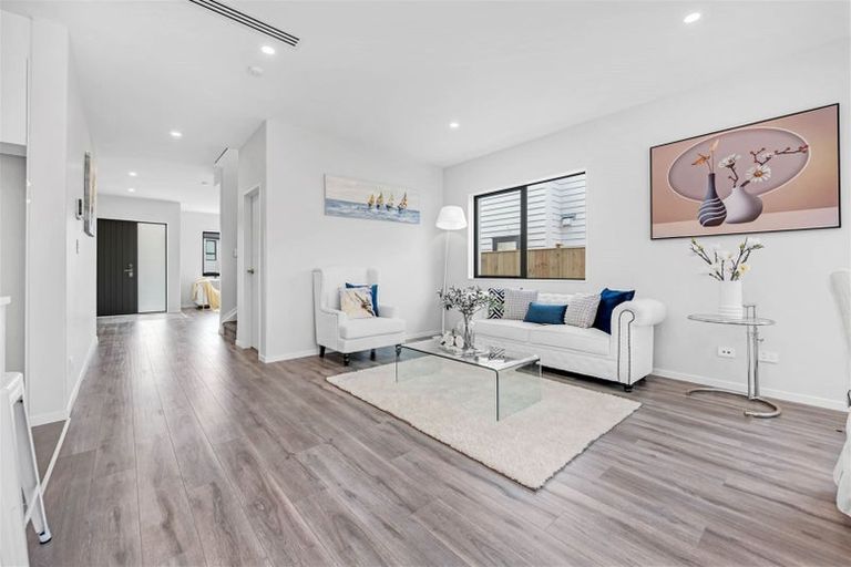 Photo of property in 60 Drumbuoy Drive, Flat Bush, Auckland, 2019