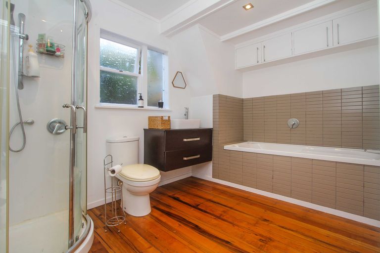 Photo of property in 120 Park Hill Road, Birkenhead, Auckland, 0626