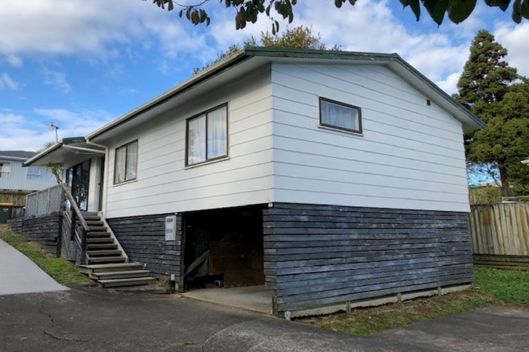 Photo of property in 2/13 Craigbank Avenue, New Lynn, Auckland, 0600