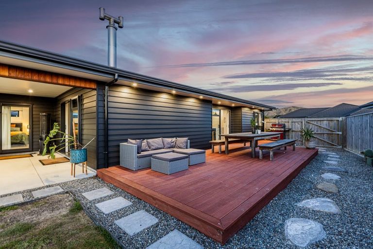 Photo of property in 10 Cyprus Place, Fitzherbert, Palmerston North, 4410