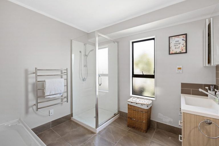 Photo of property in 21 Red Beach Road, Red Beach, 0932