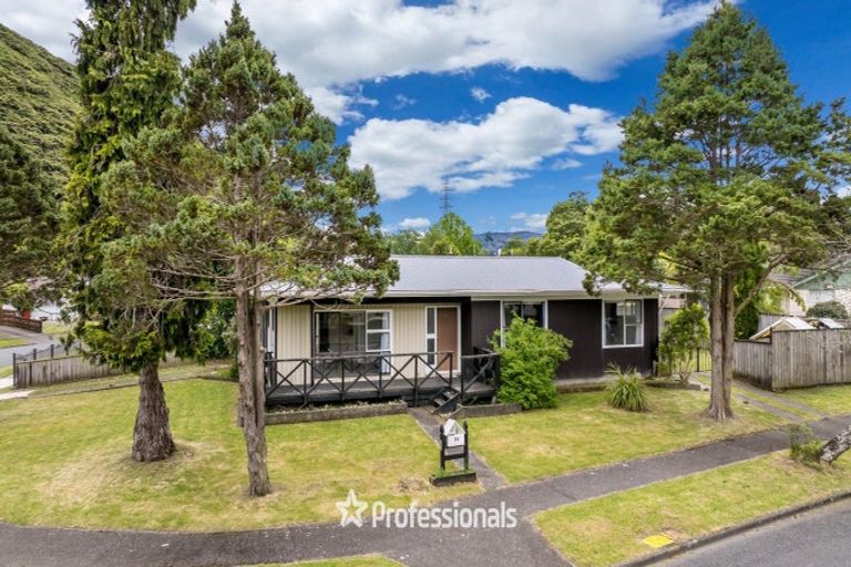 Photo of property in 33 Larchmont Grove, Totara Park, Upper Hutt, 5018