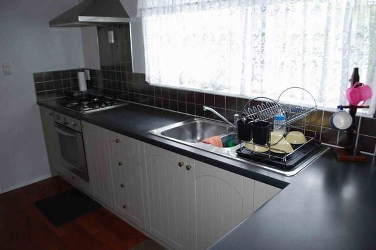 Photo of property in 2 Darlington Place, Glendene, Auckland, 0602