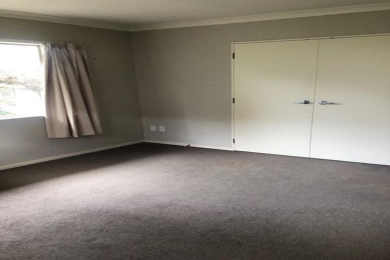 Photo of property in 17 Balmerino Grove, Waikanae, 5036