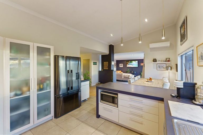 Photo of property in 11 Pharazyn Avenue, Waikanae Beach, Waikanae, 5036