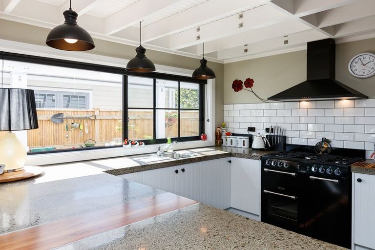 Photo of property in 5 Colombo Street, Hokowhitu, Palmerston North, 4410