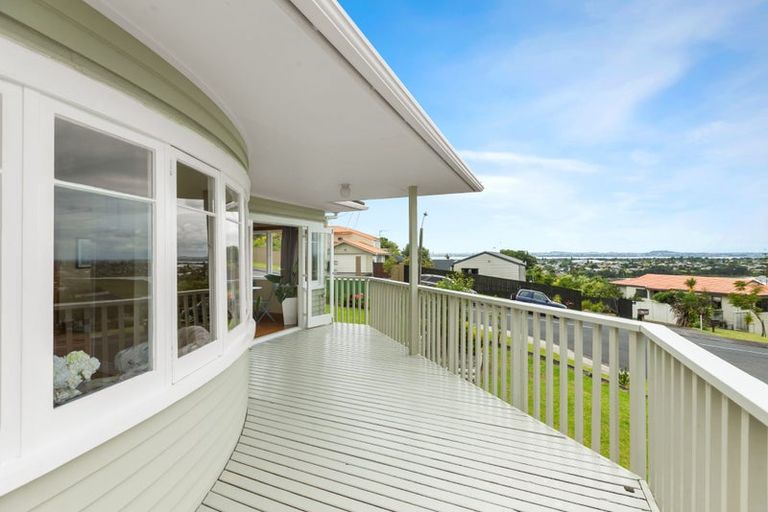 Photo of property in 1 Rubens Lane, West Harbour, Auckland, 0618