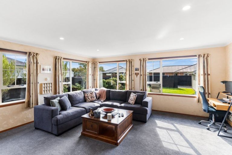 Photo of property in 53 Farquhars Road, Redwood, Christchurch, 8051