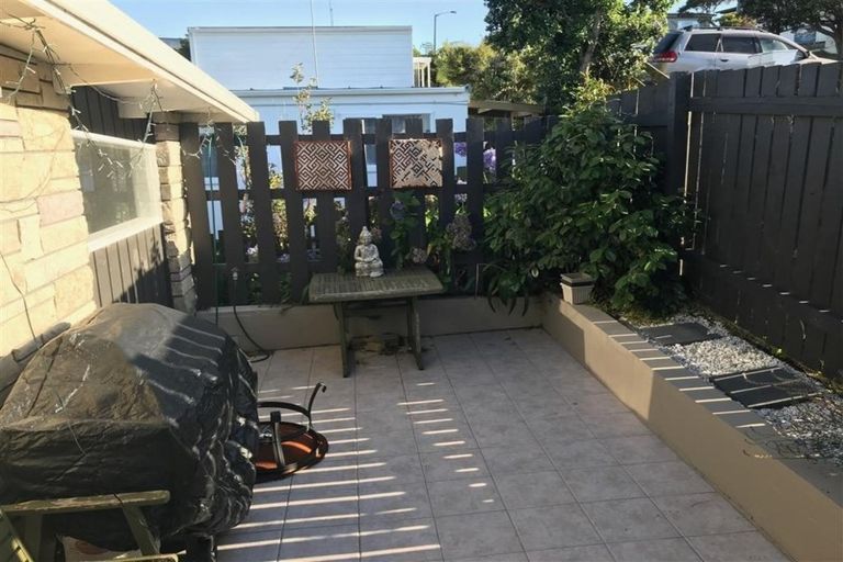 Photo of property in 105 Dowse Drive, Maungaraki, Lower Hutt, 5010