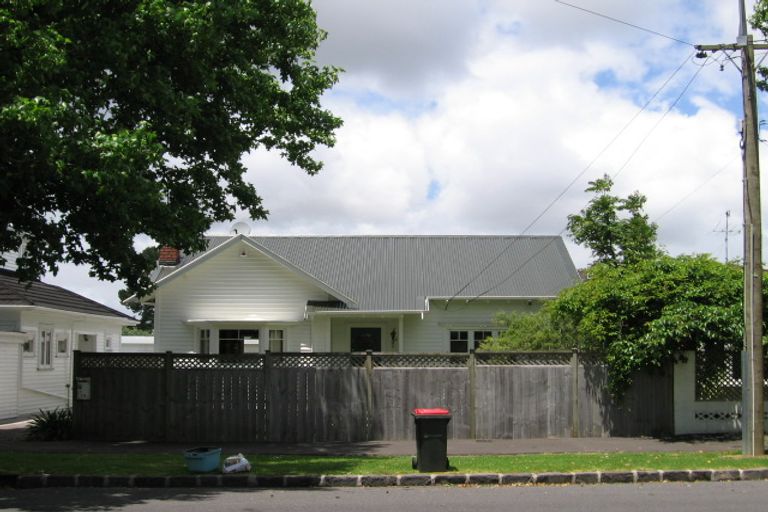 Photo of property in 19 Dignan Street, Point Chevalier, Auckland, 1022