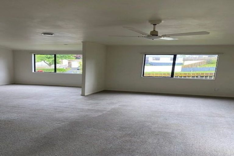 Photo of property in 3a Louise Place, West Harbour, Auckland, 0618