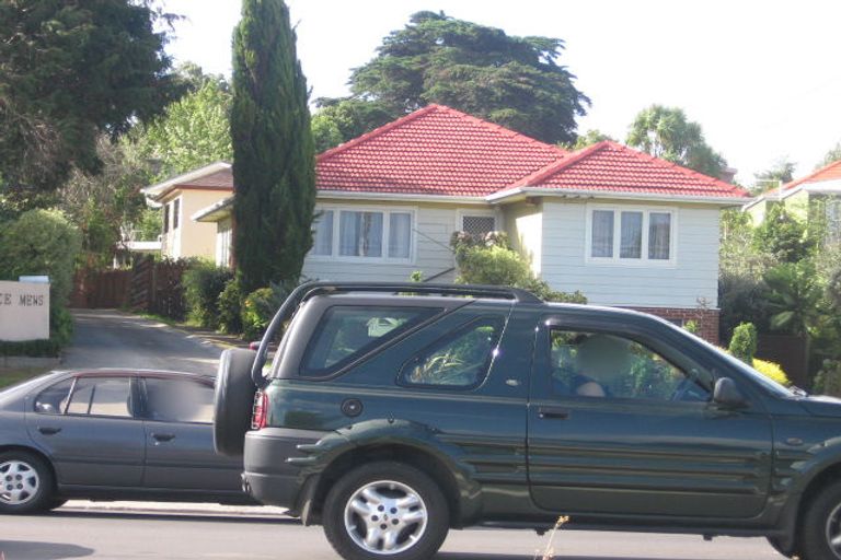 Photo of property in 2/23 Wairau Road, Forrest Hill, Auckland, 0627