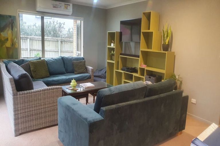 Photo of property in 10 Longbush Road, Te Atatu Peninsula, Auckland, 0610