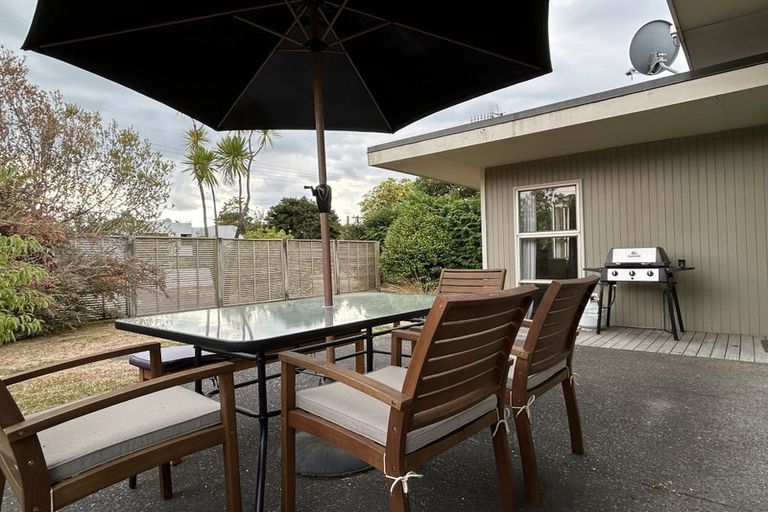 Photo of property in 2/12 Gradwell Place, Two Mile Bay, Taupo, 3330