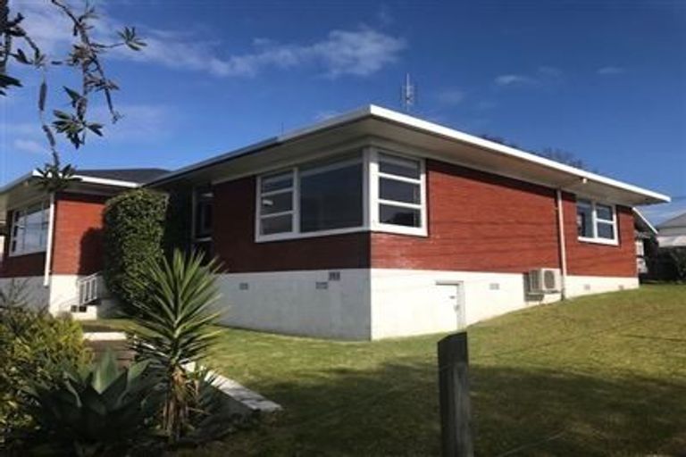 Photo of property in 1/148 Queen Street, Northcote Point, Auckland, 0627