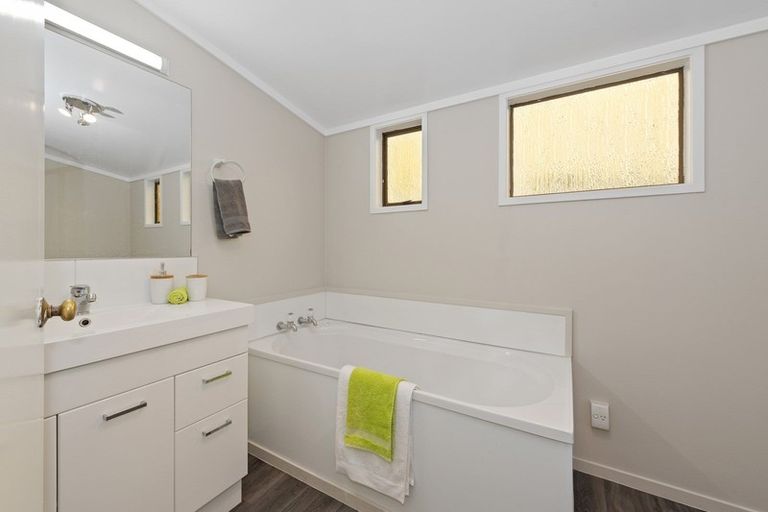 Photo of property in 17b Crescent Court, Melville, Hamilton, 3206