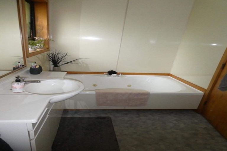 Photo of property in 22 Liverton Crescent, Bishopdale, Christchurch, 8053