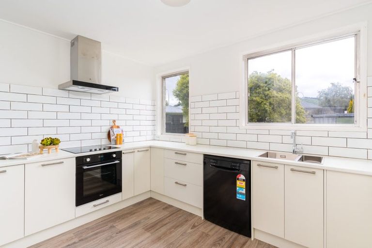 Photo of property in 5a Sequoia Place, Maoribank, Upper Hutt, 5018