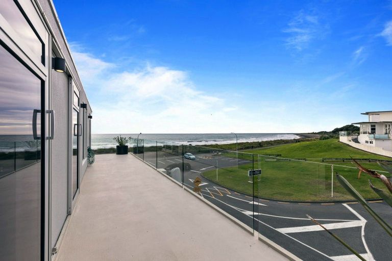Photo of property in Weekeston Apartments, 2 Nobs Line, Strandon, New Plymouth, 4312