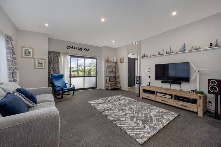 Photo of property in 118a Gracechurch Drive, Flat Bush, Auckland, 2016