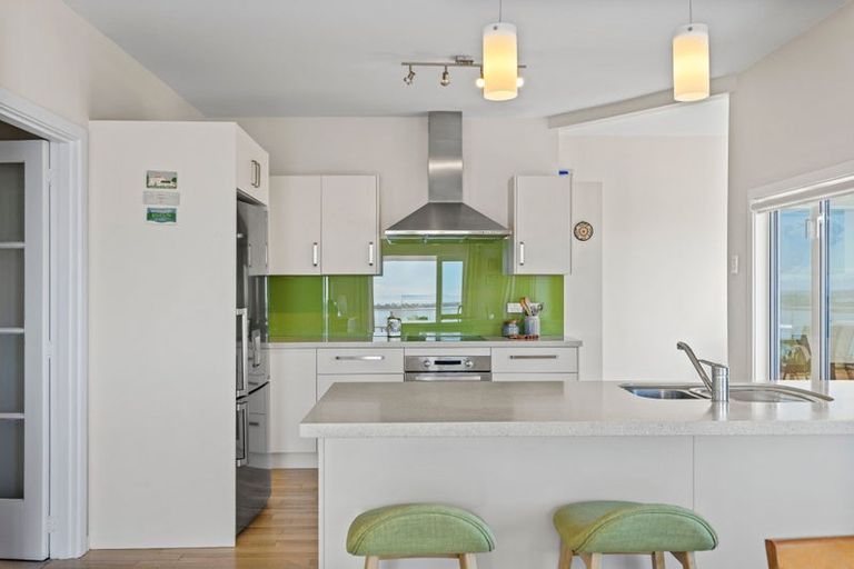 Photo of property in 24 Maffeys Road, Mount Pleasant, Christchurch, 8081