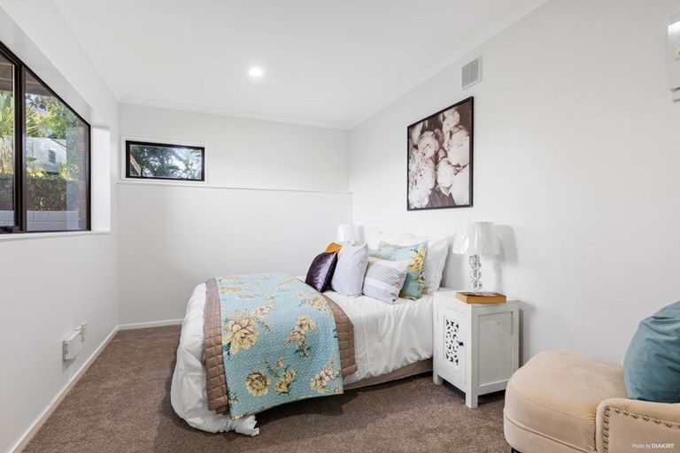 Photo of property in 2/9 Stoneleigh Court, Sunnynook, Auckland, 0632