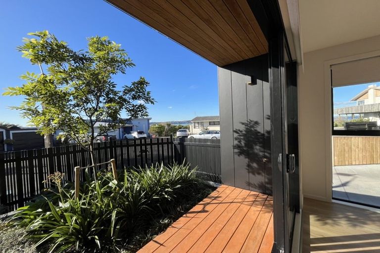 Photo of property in 27b Dawnhaven Drive, Te Atatu Peninsula, Auckland, 0610