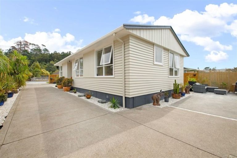 Photo of property in 8 Birdwood Road, Swanson, Auckland, 0612