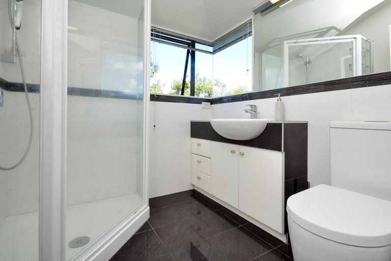 Photo of property in 1/8 Tui Glen Road, Birkenhead, Auckland, 0626