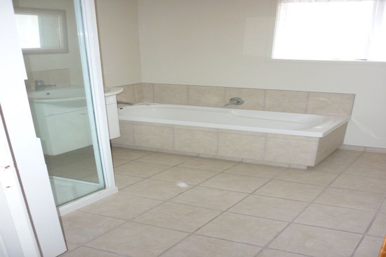 Photo of property in 17 Palomino Drive, Henderson, Auckland, 0612